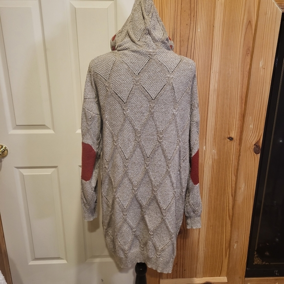 Very soft long, argyle wheat colored cadigan sweater with orange accents. Size M - Picture 4 of 7